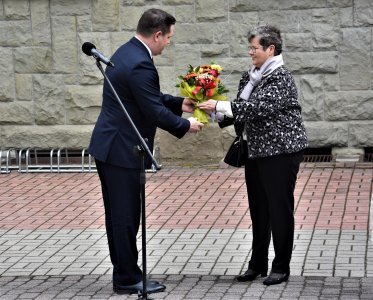 Burmistrz Wisły Tomasz Bujok wręcza kwiaty Danucie Szczypce.